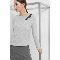 Sweter z aplikacją 3D. Brązowe bez kategorii Orsay, s, z elastanu. Za 119,99 zł.