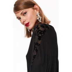 BLUZKA Z KORONKĄ NA RAMIONACH. Czarne bluzki damskie marki Top Secret, w koronkowe wzory, z jeansu, eleganckie, z klasycznym kołnierzykiem. W wyprzedaży za 29,99 zł.