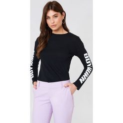 NA-KD Top z długim rękawem Boy Burn - Black. Czarne topy damskie NA-KD, z nadrukiem, z okrągłym kołnierzem. W wyprzedaży za 32,38 zł.