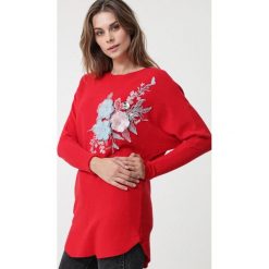 Czerwony Sweter Bowden. Czerwone swetry damskie Born2be, s, z haftami, bez rękawów, długie, bez kaptura. Za 99,99 zł.