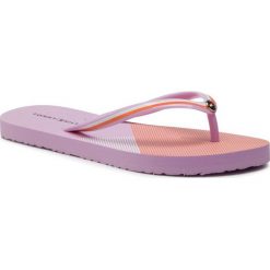 Japonki TOMMY HILFIGER Flat Beach Sandal Stripe Print FW0FW04043. Niebieskie klapki damskie TOMMY HILFIGER, bez wzorów, bez obcasa. W wyprzedaży za 99,00 zł.