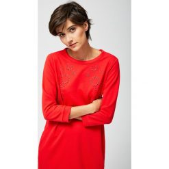 Sukienka z ażurowym zdobieniem. Czerwone sukienki damskie Moodo, s, z haftami, z bawełny, z okrągłym kołnierzem. Za 49,99 zł.