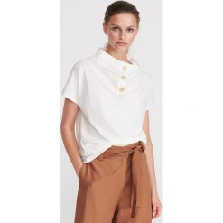Bluzka z szeroką stójką - Kremowy. Białe bluzki damskie Reserved, xl, bez wzorów, ze stójką, bez rękawów. Za 89,99 zł.