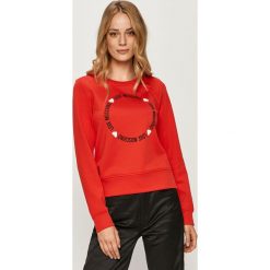 Love Moschino - Bluza. Czarne bluzy damskie Love Moschino, z nadrukiem, z elastanu, bez rękawów, z kapturem. Za 749,90 zł.
