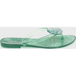 Melissa - Japonki Harmonic XV. Zielone klapki damskie Melissa, bez wzorów, z materiału, bez obcasa, na obcasie. W wyprzedaży za 139,90 zł.