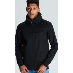 Lekka kurtka typu softshell - Czarny. Czarne kurtki męskie Cropp, s, bez wzorów, z softshellu, bez kaptura. Za 99,99 zł.