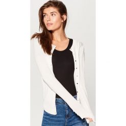 Dopasowany sweter z zapięciem na guziki - Kremowy. Białe swetry rozpinane damskie Mohito, l. Za 59,99 zł.