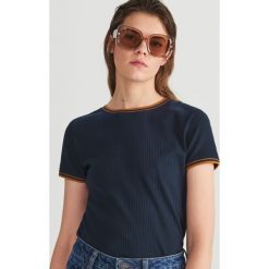 T-shirt z kontrastową lamówką - Granatowy. Niebieskie t-shirty damskie Reserved, s, bez wzorów, z kontrastowym kołnierzykiem. Za 39,99 zł.