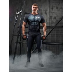 Rashguard krótki rękaw ARMOUR. Koszulki męskie FJ!, m, z nadrukiem, z elastanu, bez kołnierzyka, z krótkim rękawem, krótkie, na fitness i siłownię. W wyprzedaży za 134,25 zł.