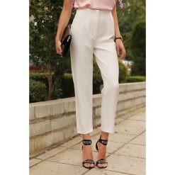 Spodnie damskie DANZIMA WHITE. Białe spodnie damskie z wysokim stanem IVET, bez wzorów, eleganckie, z podwyższonym stanem. W wyprzedaży za 49,00 zł.