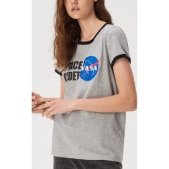 T-shirt z nadrukiem NASA - Jasny szary. Szare t-shirty damskie Sinsay, s, z nadrukiem, bez kołnierzyka. Za 24,99 zł.