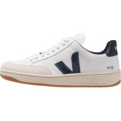 Veja V12 Sneakersy niskie white/nautico. Białe sneakersy męskie marki Veja, bez wzorów, z poliesteru, bez zapięcia. Za 479,00 zł.