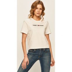 Tommy Jeans - T-shirt. Białe bluzki damskie Tommy Jeans, s, z aplikacjami, z bawełny, z okrągłym kołnierzem. W wyprzedaży za 139,90 zł.