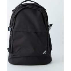 Czarny plecak z paskami. Czarne plecaki męskie Pull&Bear, w paski. Za 139,00 zł.