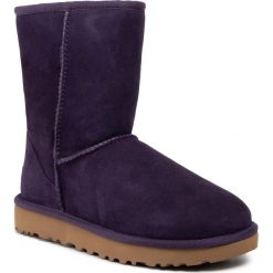 Buty UGG - W Classic Short II 1016223 Nsad. Fioletowe kozaki damskie Ugg, ze skóry. W wyprzedaży za 669,00 zł.