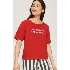 T-shirt z hasłem - Czerwony. Czerwone t-shirty damskie marki Sinsay, l. W wyprzedaży za 14,99 zł.