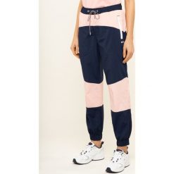 Spodnie dresowe Tommy Jeans Colorblock DW0DW07699. Niebieskie spodnie damskie Tommy Jeans, m, z jeansu. W wyprzedaży za 359,00 zł.