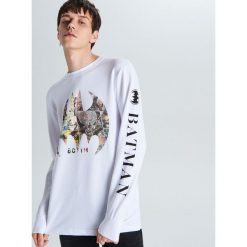 Koszulka Batman - Biały. Białe koszulki damskie Cropp, s, z motywem z bajki, bez kołnierzyka, bez rękawów. Za 49,99 zł.
