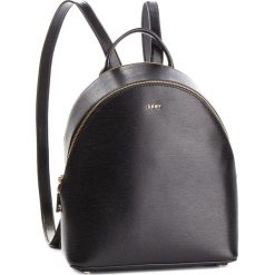 Plecak DKNY - Bryant Med Backpack R74K3010 Blk/Gold 82. Czarne plecaki damskie DKNY, bez wzorów, ze skóry, eleganckie. W wyprzedaży za 769,00 zł.