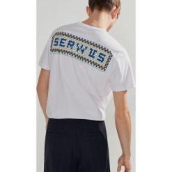 T-shirt z grafiką na plecach - Biały. Białe t-shirty męskie Reserved, s, bez wzorów, z dekoltem na plecach. Za 49,99 zł.