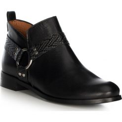 Buty damskie. Czarne botki damskie Wittchen, ze skóry, bez obcasa, z paskami. W wyprzedaży za 319,92 zł.