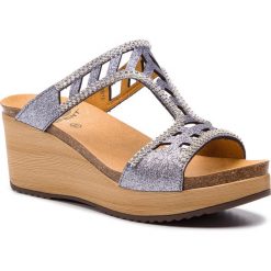 Klapki SCHOLL - Elettra F27482 1047 370 Pewter/Etain. Fioletowe klapki damskie Scholl, z aplikacjami, z materiału. W wyprzedaży za 269,00 zł.