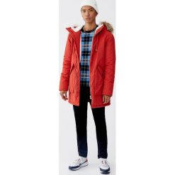 Parka z futrzanym kapturem. Czerwone płaszcze męskie Pull&Bear, m, bez wzorów, z futra. Za 299,00 zł.