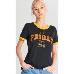 Koszulka z nadrukiem - Fioletowy. Fioletowe koszulki damskie Cropp, s, z nadrukiem, bez kołnierzyka. Za 39,99 zł.