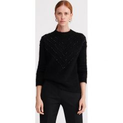 Sweter z biżuteryjną aplikacją - Czarny. Czarne swetry damskie Reserved, s, z aplikacjami, bez rękawów, bez kaptura. Za 79,99 zł.