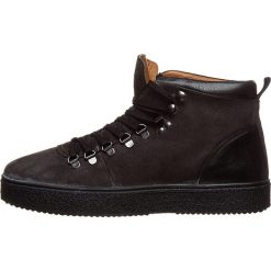 Skórzane sneakersy w kolorze ciemnoszarym. Szare sneakersy męskie Otto Kern, na sznurówki. W wyprzedaży za 285,95 zł.