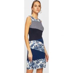 Desigual - Sukienka. Niebieskie sukienki damskie Desigual, na co dzień, s, bez wzorów, z elastanu, casualowe, z okrągłym kołnierzem, bez rękawów, mini, proste. W wyprzedaży za 299,90 zł.