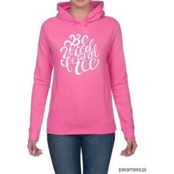 Bluza damska. Be wild and free. Różowe bluzy rozpinane damskie Pakamera, z nadrukiem, z kapturem. Za 119,00 zł.