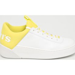 Levi's - Buty Mullet S. Białe buty sportowe damskie Levi's®, bez wzorów, ze skóry, sportowe. W wyprzedaży za 379,90 zł.