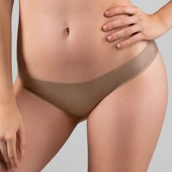 Klasyczne figi Sabrina Beige. Brązowe figi damskie marki Astratex. Za 29,99 zł.