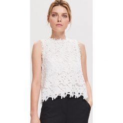 Elegancka bluzka z gipiurą - Kremowy. Białe bluzki damskie Reserved, bez wzorów, eleganckie, bez kołnierzyka, bez rękawów. Za 89,99 zł.