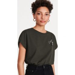T-shirt z nadrukiem - Khaki. Brązowe t-shirty damskie Reserved, s, z nadrukiem, bez kołnierzyka. W wyprzedaży za 14,99 zł.
