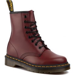 Glany DR. MARTENS - 1460 10072600 Cherry Red Smooth. Czerwone glany damskie Dr. Martens, ze skóry, bez obcasa, bez zapięcia. W wyprzedaży za 559,00 zł.