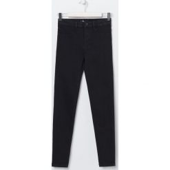 Jeansy skinny ze średnim stanem - Czarny. Czarne jeansy damskie Sinsay, bez wzorów, z jeansu. Za 59,99 zł.