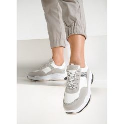 Biało-Szare Sneakersy Aroape. Białe sneakersy damskie Renee. Za 99,99 zł.