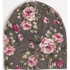 Czapka beanie w kwiaty - Wielobarwn. Szare czapki damskie Mohito, w kwiaty. Za 39,99 zł.