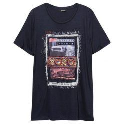Desigual koszulka damska Ts Berlin S ciemny niebieski. Niebieskie koszulki damskie Desigual, s, z nadrukiem, bez kołnierzyka. Za 199,00 zł.