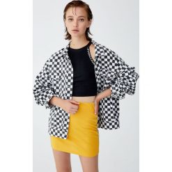Top z dekoltem halter i obszyciem z napisem. Szare topy damskie Pull&Bear, z napisami, z dekoltem halter. Za 39,90 zł.