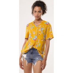 Żółta Koszula Gem. Żółte bluzki damskie Born2be, xl, w kwiaty, z bawełny, klasyczne, z klasycznym kołnierzykiem, z krótkim rękawem. Za 39,99 zł.