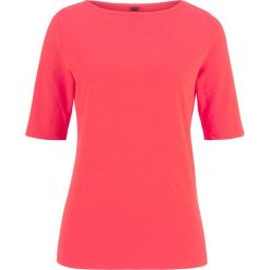 Shirt z dekoltem w łódkę, krótki rękaw bonprix koralowy. Różowe koszulki damskie bonprix, bez wzorów, bez kołnierzyka. Za 34,99 zł.