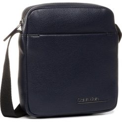 Saszetka CALVIN KLEIN - Ck Bombe' Mini Reporter K50K505518 CEF. Niebieskie torby męskie skórzane Calvin Klein, bez wzorów, ze skóry ekologicznej, młodzieżowe. W wyprzedaży za 239,00 zł.