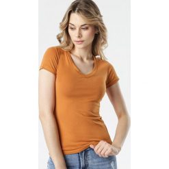 Jasnobrązowy T-shirt Aegameda. Bluzki damskie Born2be, s, bez wzorów, bez kołnierzyka. W wyprzedaży za 44,99 zł.