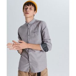 Koszula slim z kontrastowymi mankietami - Jasny szary. Szare koszule męskie Cropp, s, bez wzorów, z kontrastowym kołnierzykiem, bez rękawów. W wyprzedaży za 39,99 zł.