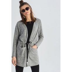 Kardigan z wiązaniem - Jasny szar. Szare swetry damskie Sinsay, xl, bez wzorów, bez rękawów, bez kaptura. W wyprzedaży za 39,99 zł.