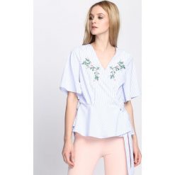 Jasnoniebieska Bluzka Elle Me Dit. Niebieskie bluzki damskie Born2be, na lato, s, bez wzorów, z tkaniny, bez kołnierzyka, z krótkim rękawem. Za 59,99 zł.