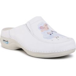 Klapki NURSING CARE - Paris WG4F60 Ovelhas/Sheep. Białe klapki damskie Nursing Care, bez wzorów, ze skóry ekologicznej, bez obcasa. Za 299,00 zł.